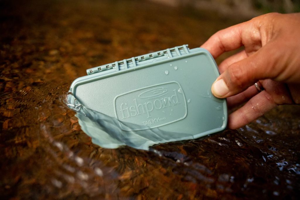https://duranglers.com/wp-content/uploads/2022/11/Fishpond-Tacky-Pescador-Fly-Box-MagPad-Small-water.jpg
